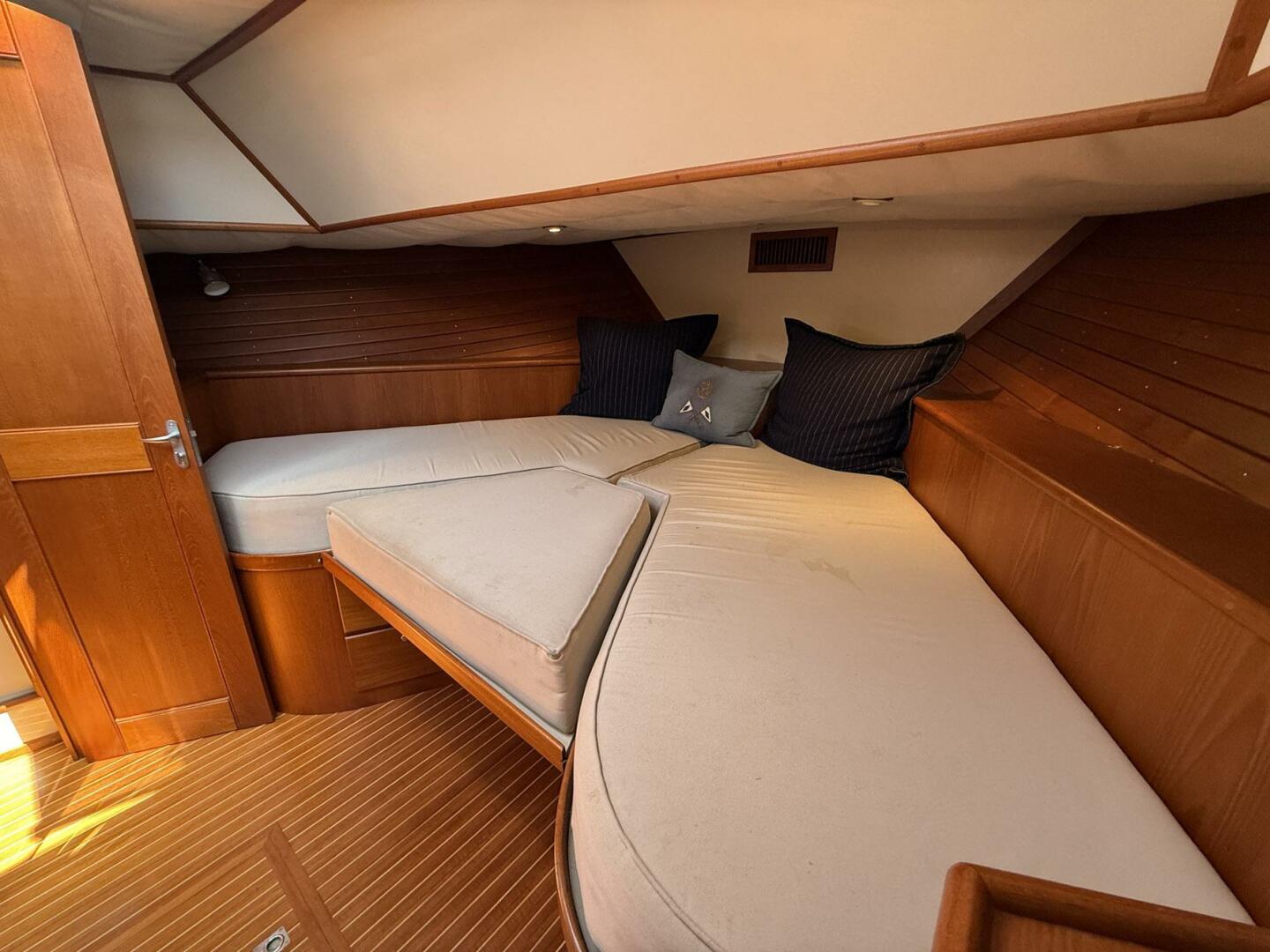 Slide: The Image of Grand Banks 49 Eastbay HX 1999 - 5179823