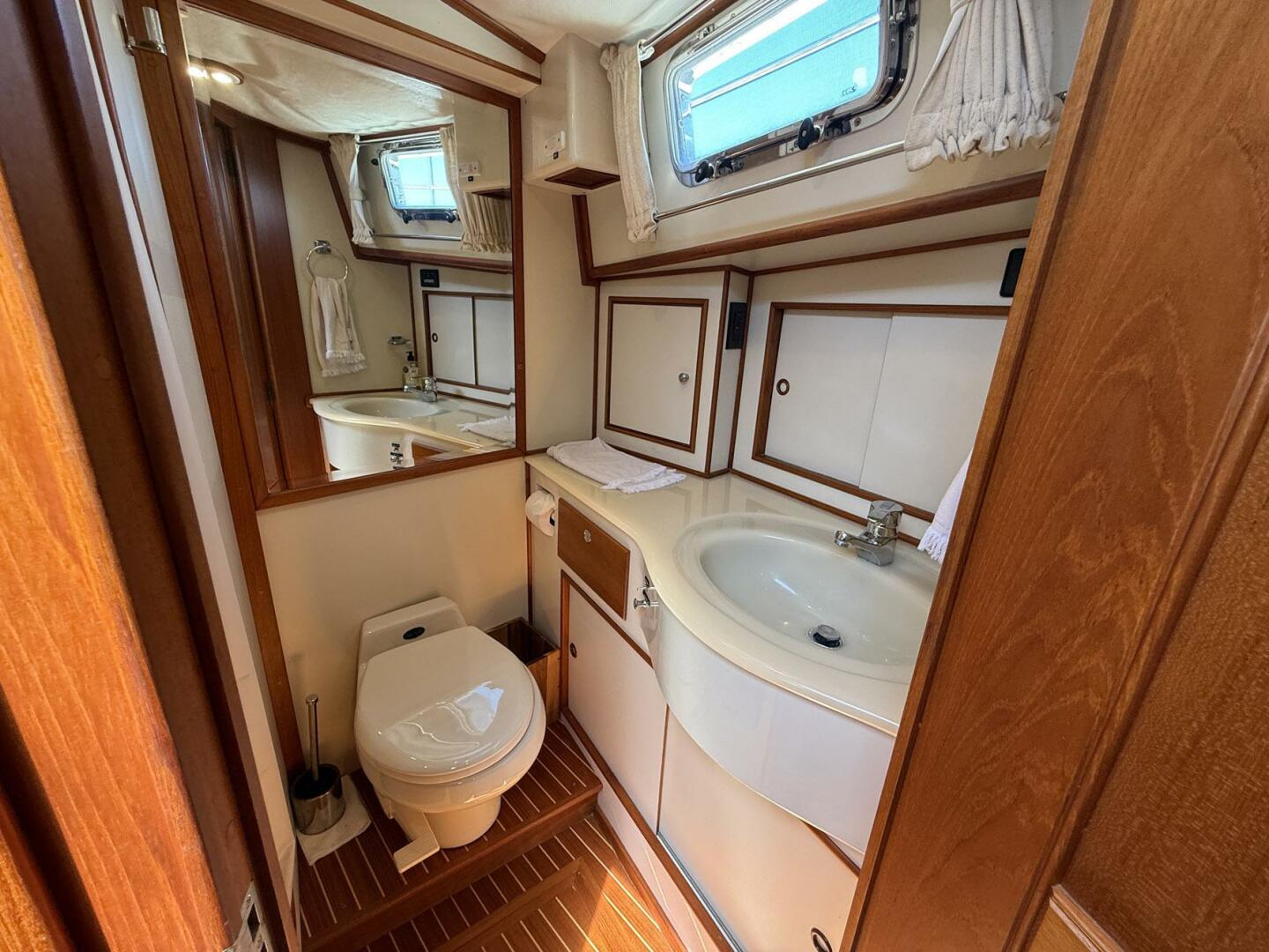 Slide: The Image of Grand Banks 49 Eastbay HX 1999 - 5179824