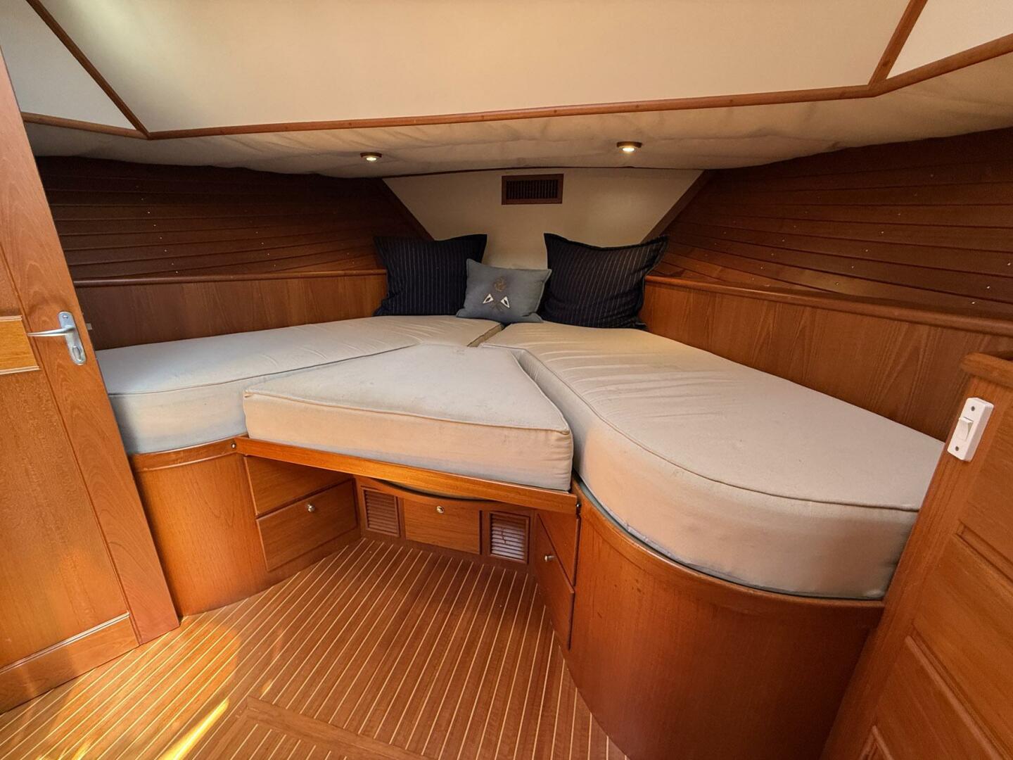 Slide: The Image of Grand Banks 49 Eastbay HX 1999 - 5179827