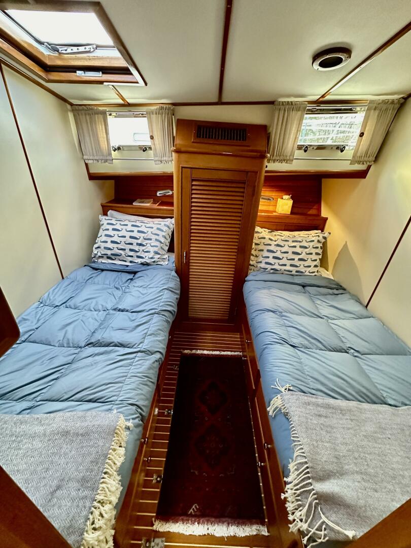 Slide: The Image of Grand Banks 49 Eastbay HX 2004 - 5221451