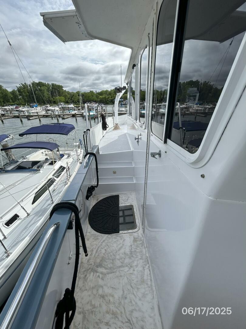 Slide: The Image of 37' Great Harbour starboard side deck1 - 5420904