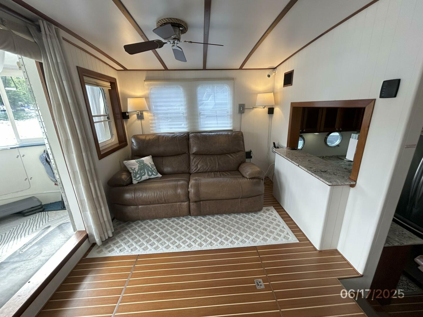 Slide: The Image of 37' Great Harbour salon port - 5420893
