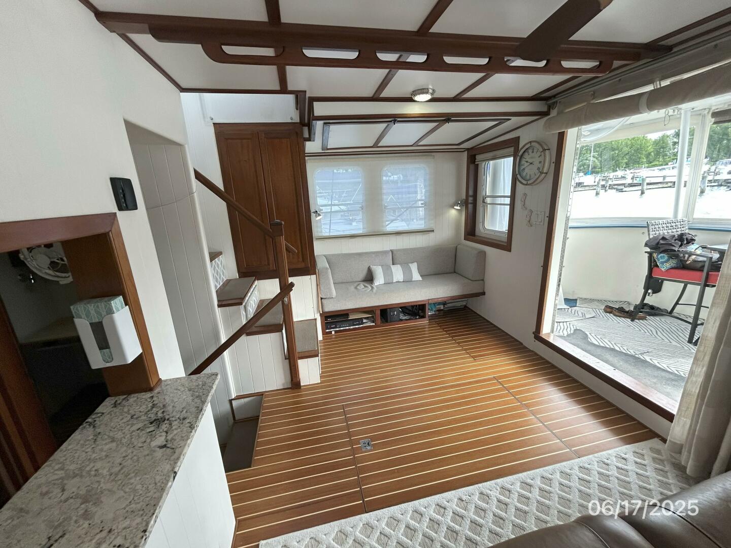 Slide: The Image of 37' Great Harbour salon starboard - 5420895