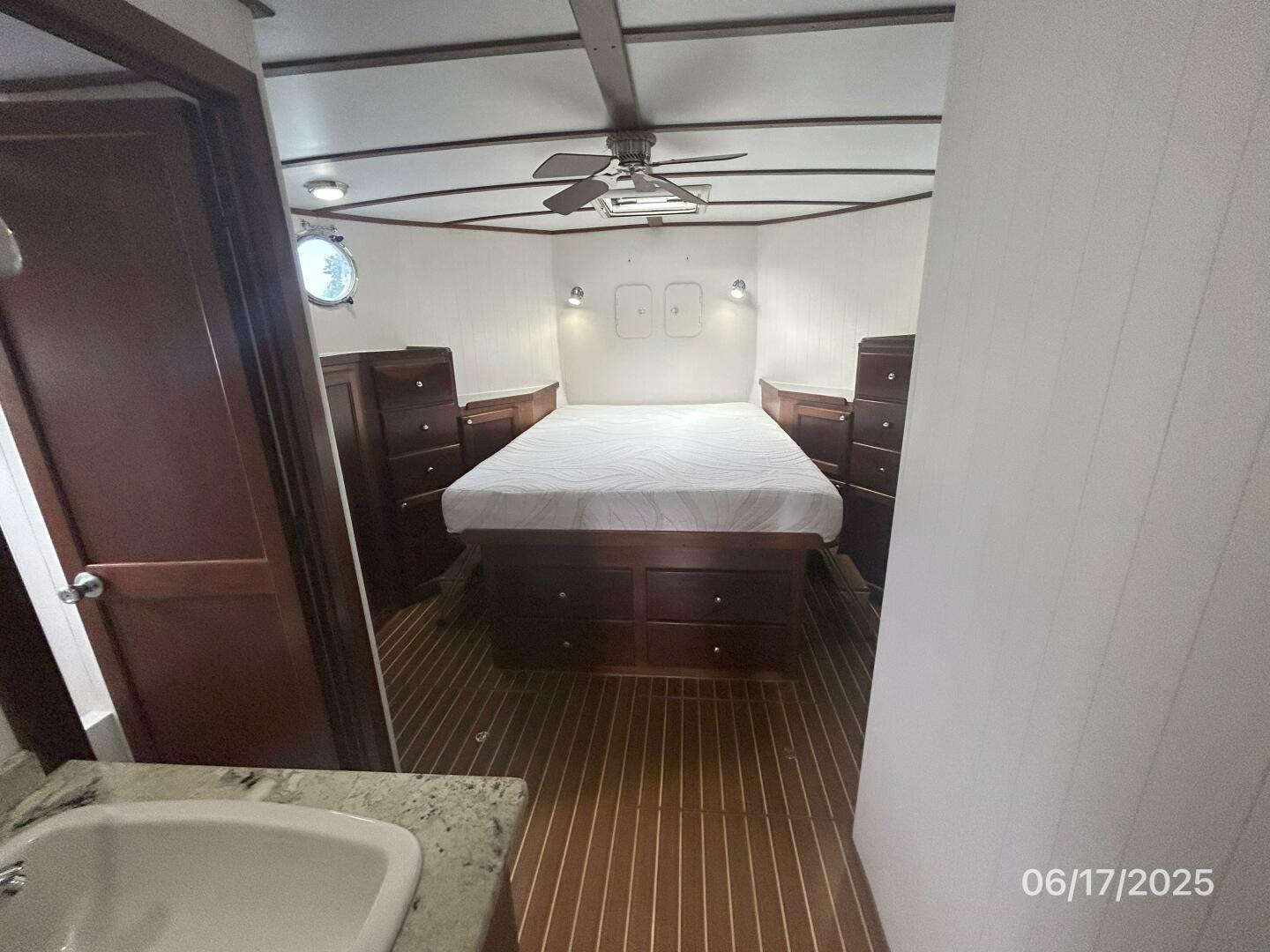 Slide: The Image of 37' Great Harbour master stateroom - 5420854