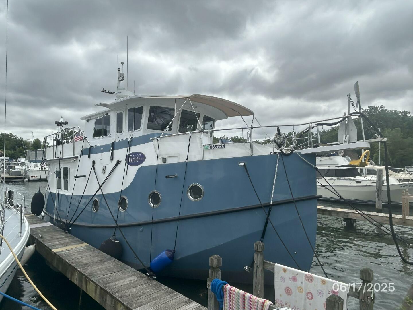 Slide: The Image of 37' Great Harbour starboard forward profile - 5420900