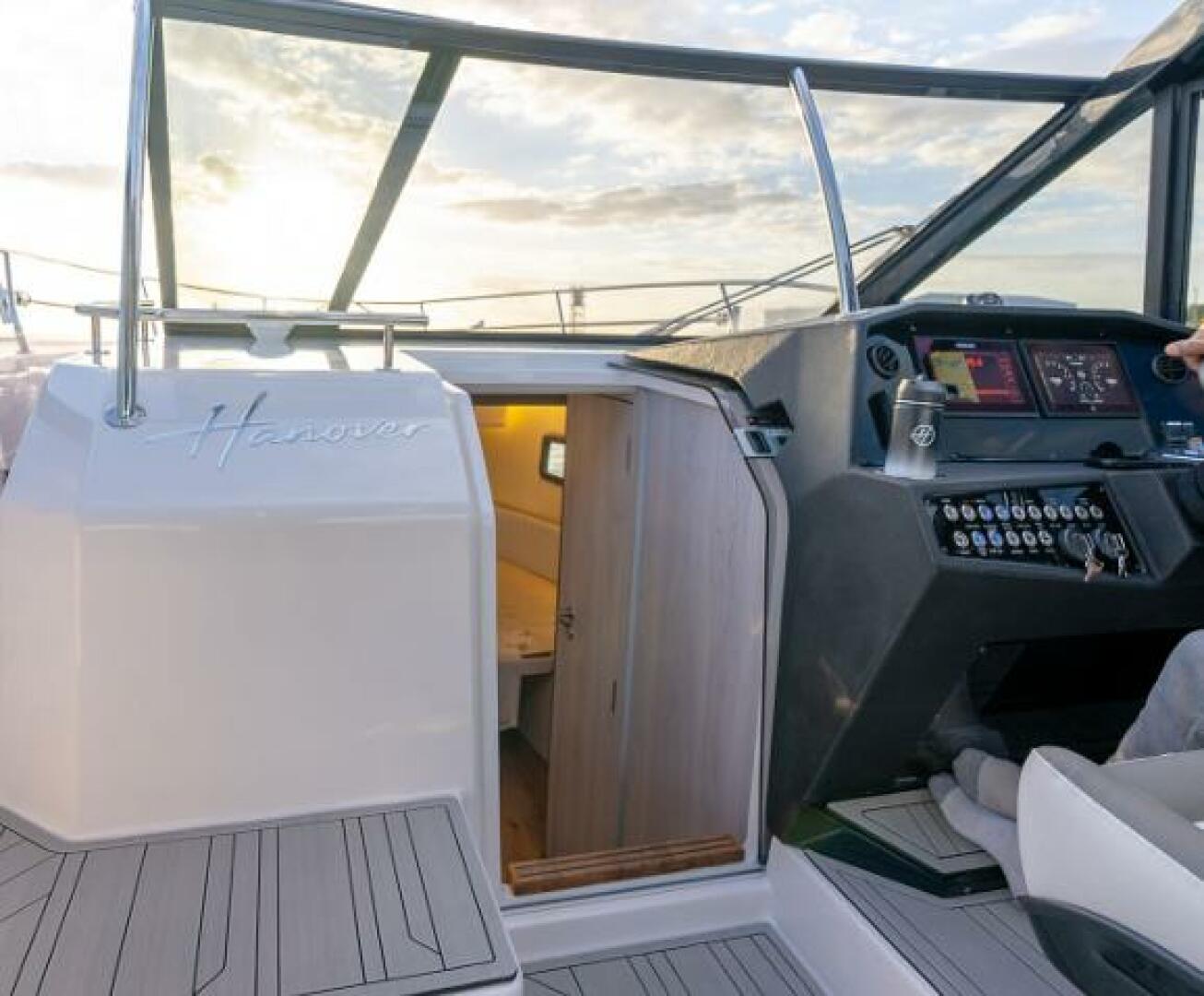 Slide: The Image of Hanover Yachts 387 Outboard Classic Luxury Edition 2025 - 4968036