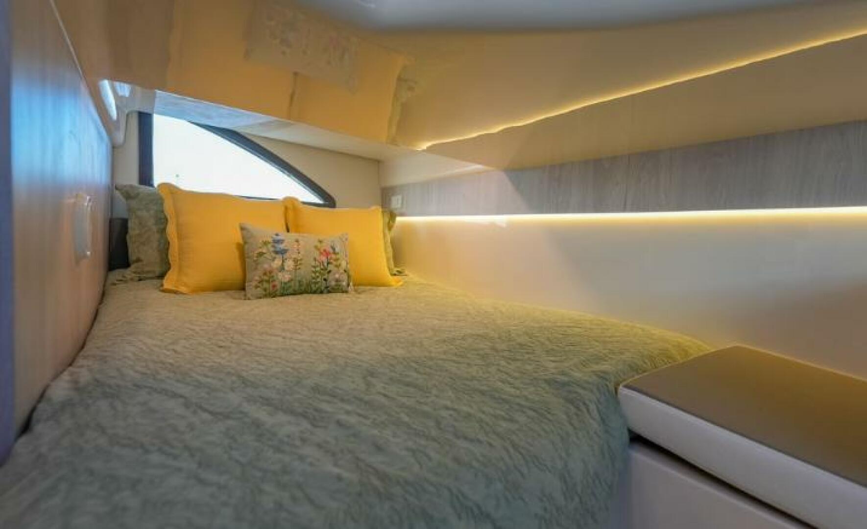 Slide: The Image of Hanover Yachts 387 Outboard Classic Luxury Edition 2025 - 4968041