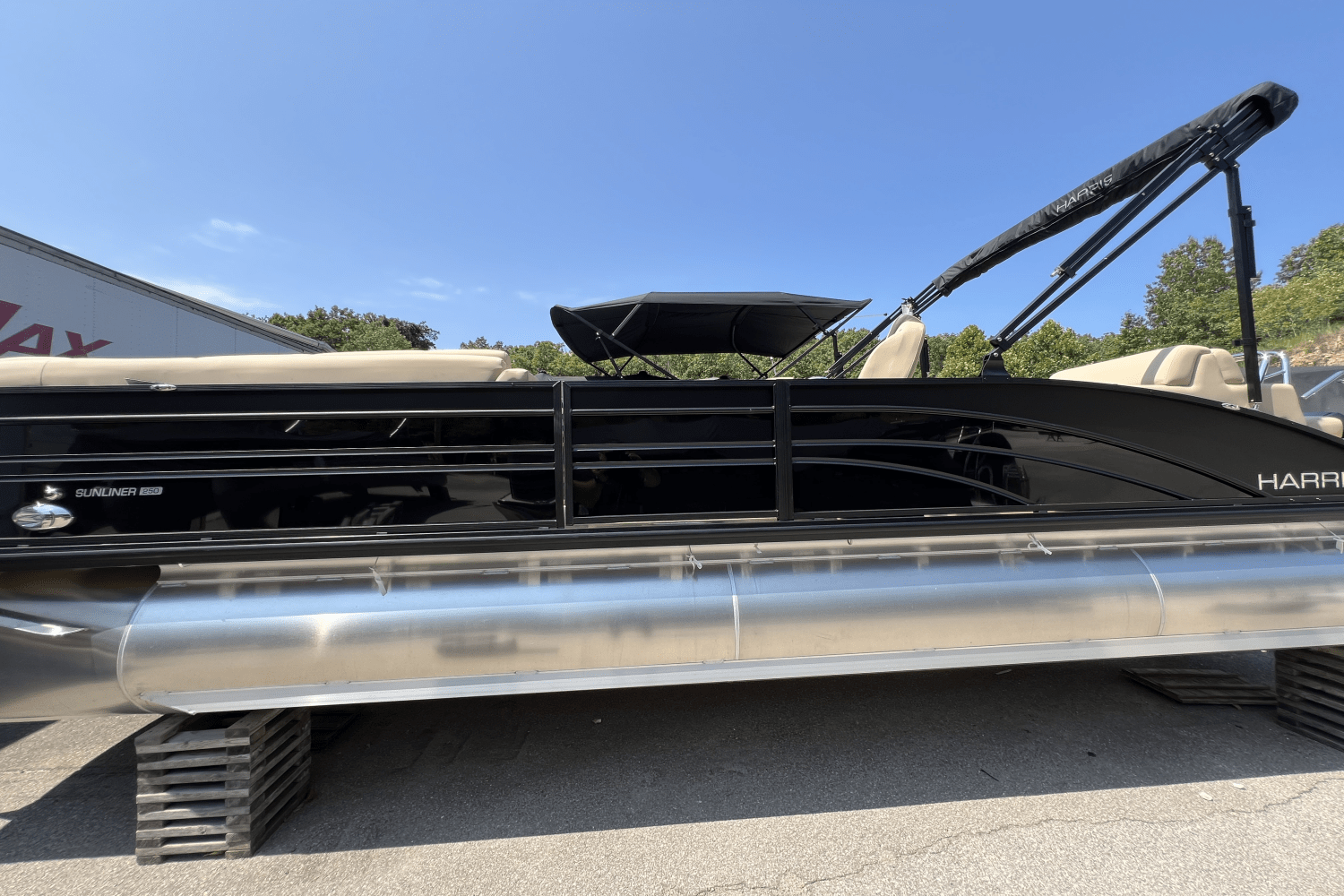Slide: The Image of Harris 250 Sunliner 2025 - 1