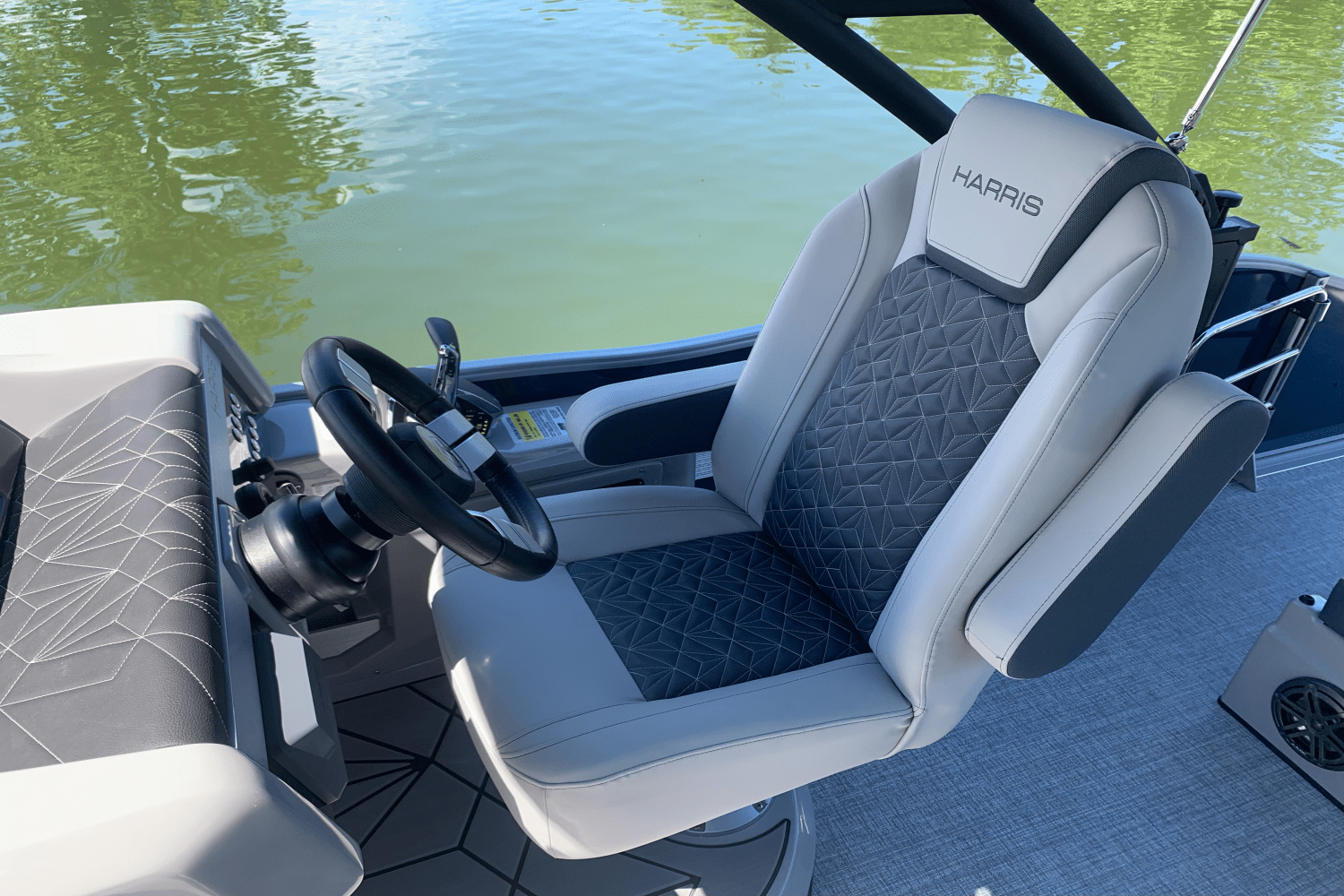 Slide: The Image of Harris Grand Mariner 250 2025 - 10
