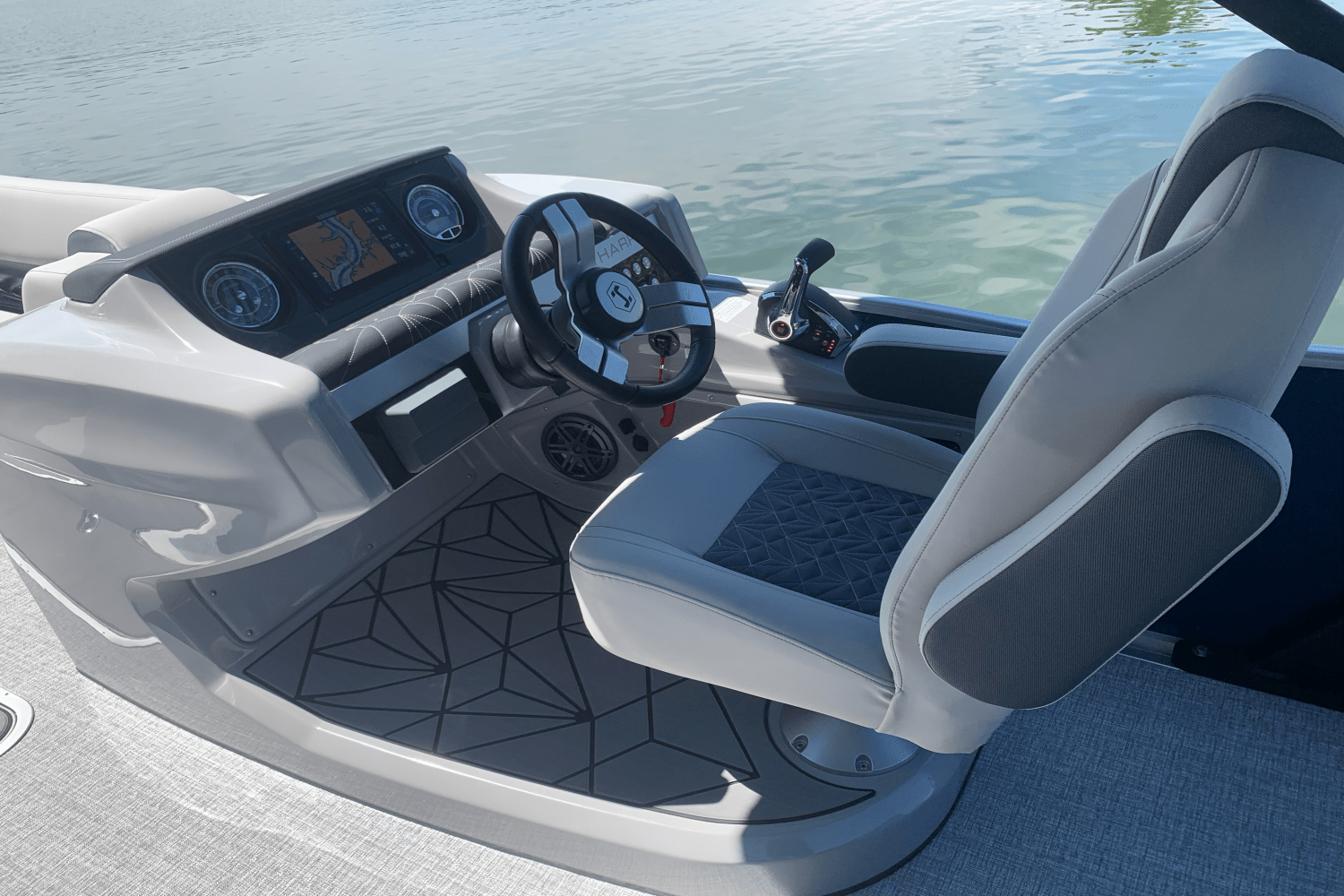 Slide: The Image of Harris Grand Mariner 250 2025 - 11