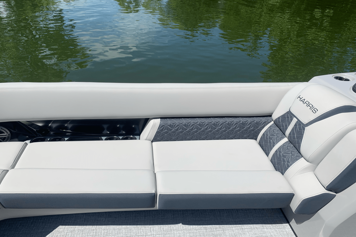 Slide: The Image of Harris Grand Mariner 250 2025 - 15