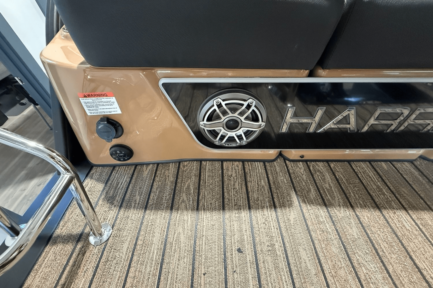 Slide: The Image of Harris Grand Mariner 250 2025 - 15