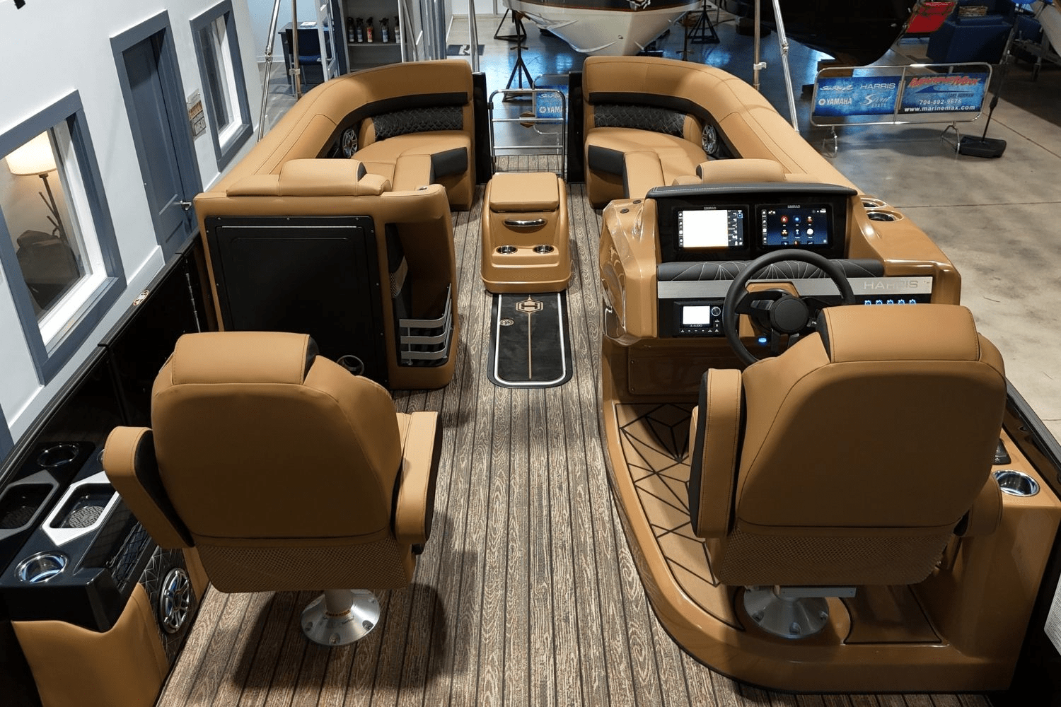 Slide: The Image of Harris Grand Mariner 250 2025 - 18