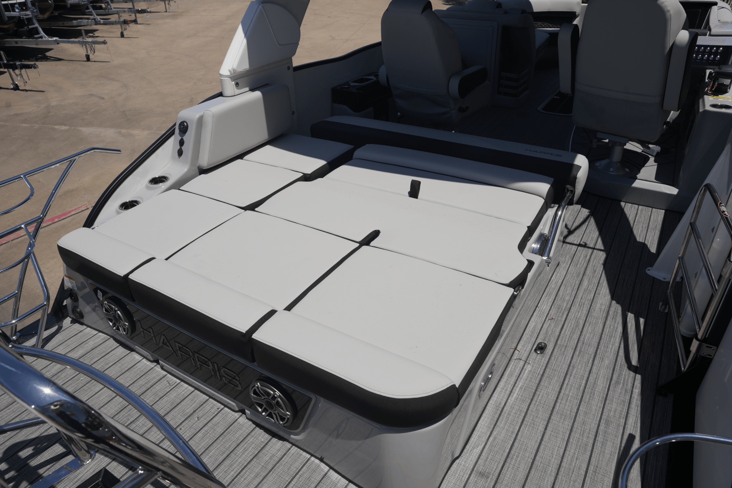 Slide: The Image of Harris Grand Mariner 250 2025 - 19