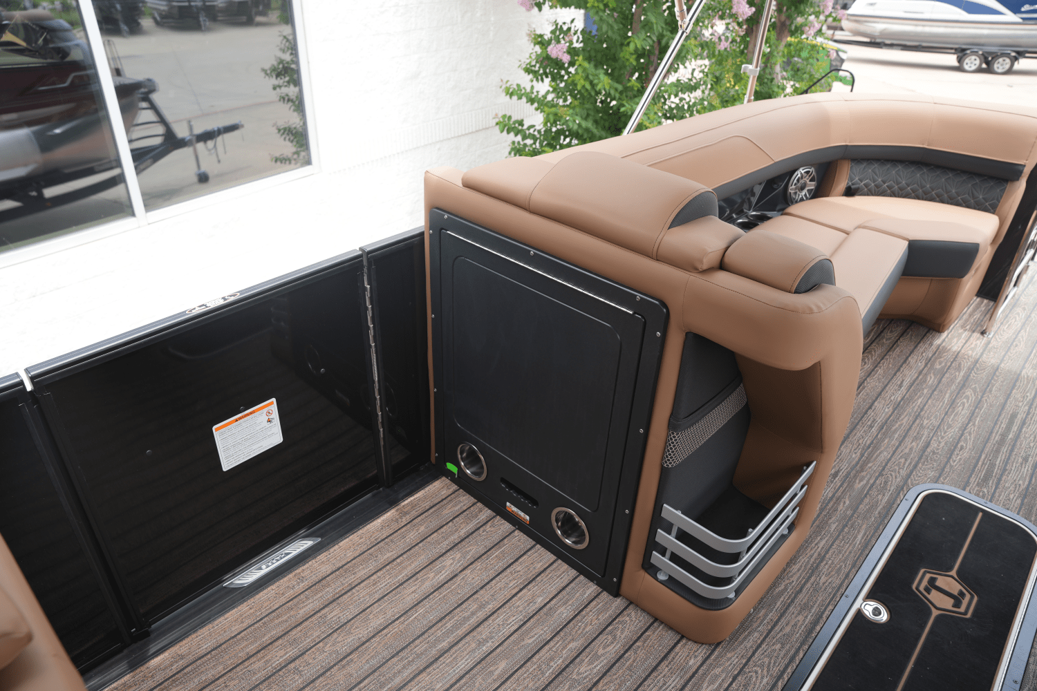 Slide: The Image of Harris Grand Mariner 250 2025 - 19