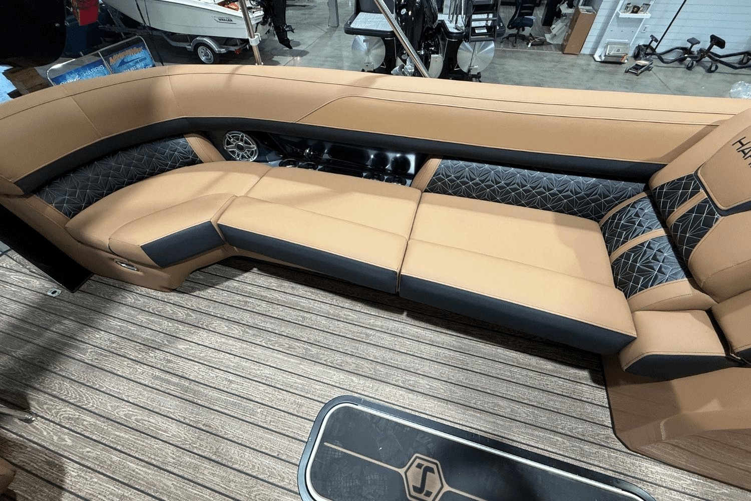 Slide: The Image of Harris Grand Mariner 250 2025 - 33