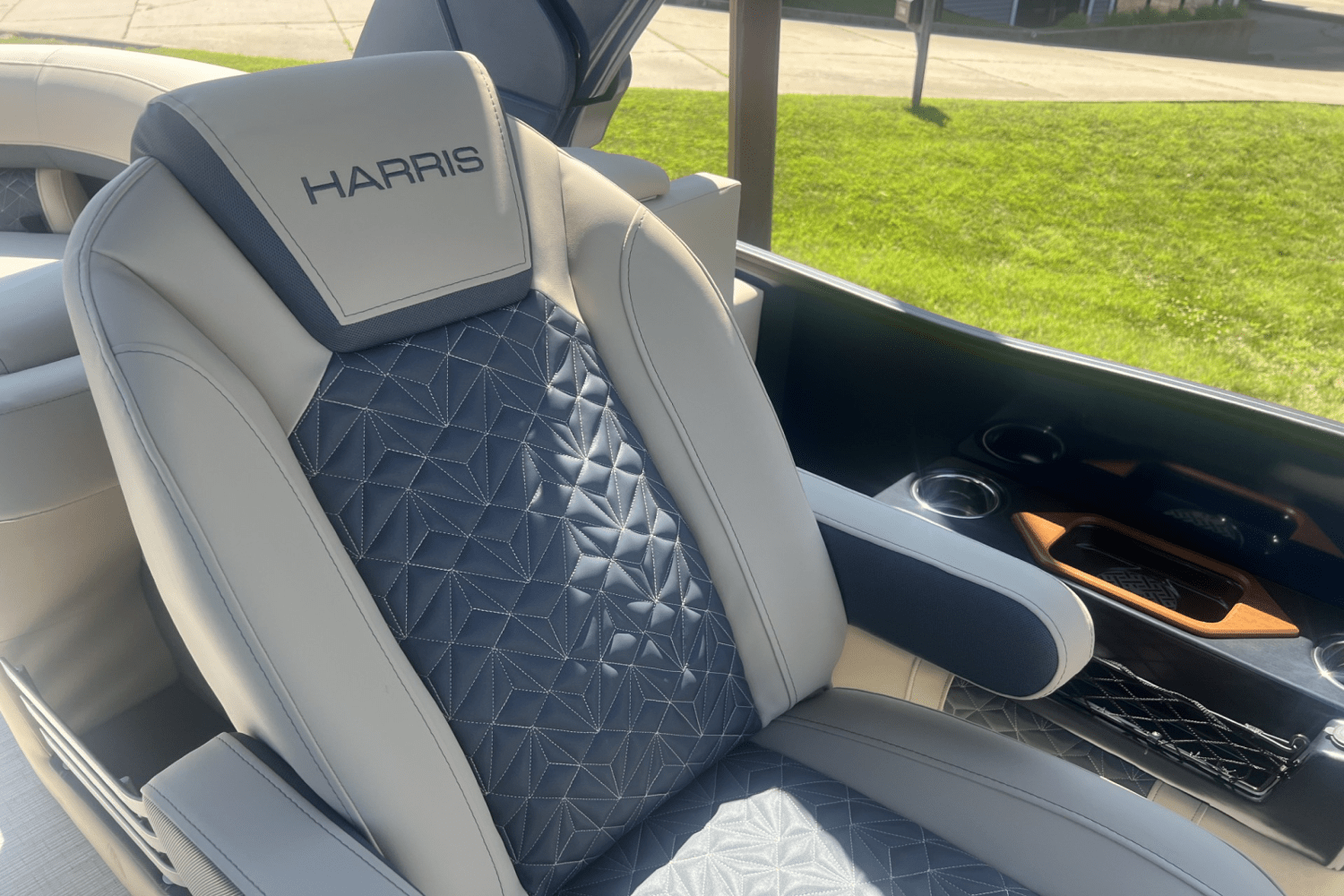 Slide: The Image of Harris Grand Mariner 250 2025 - 9