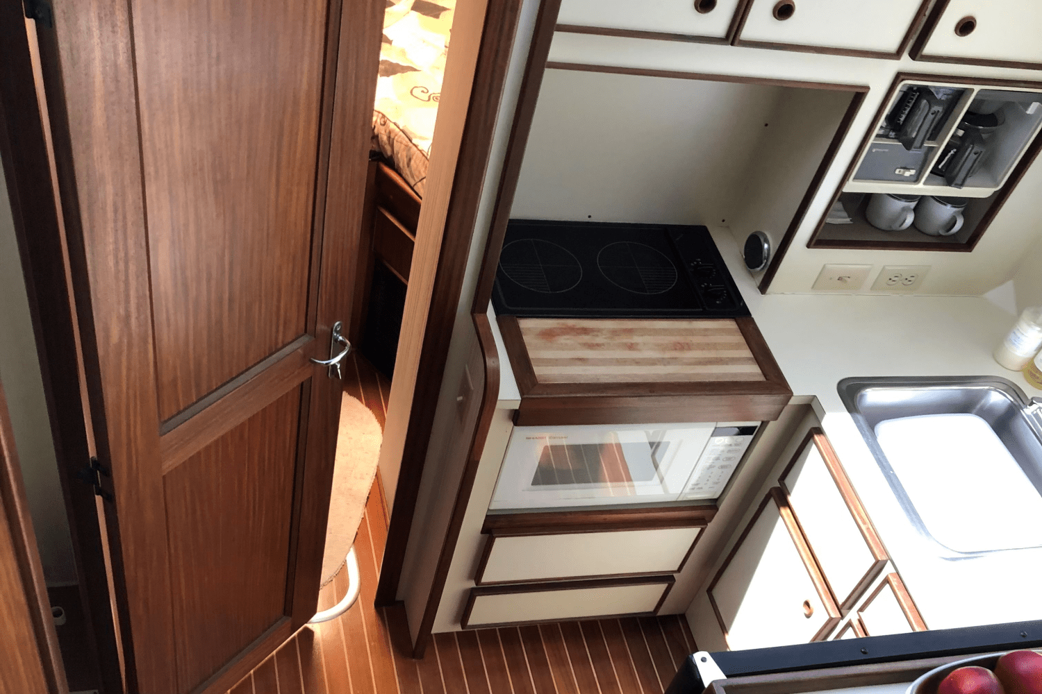 Slide: The Image of Hatteras 36 SPORT FISHERMAN 1986 - 20