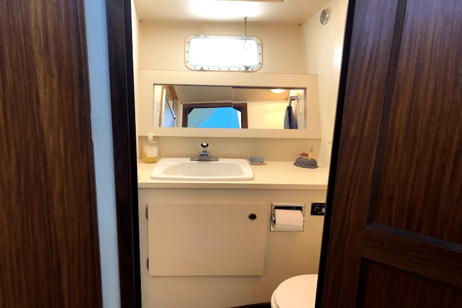 Slide: The Image of Hatteras 36 SPORT FISHERMAN 1986 - 30