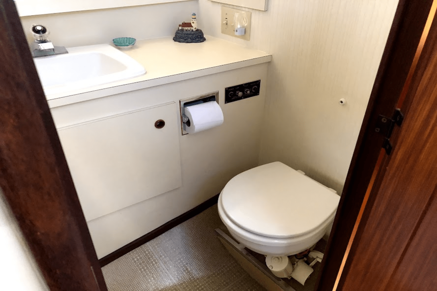 Slide: The Image of Hatteras 36 SPORT FISHERMAN 1986 - 31