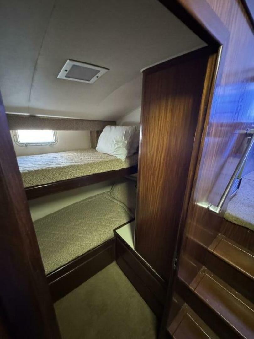Slide: The Image of Hatteras 42 Convertible 1989 - 5500595