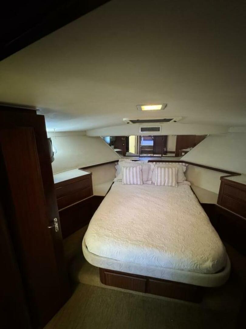 Slide: The Image of Hatteras 42 Convertible 1989 - 5500594