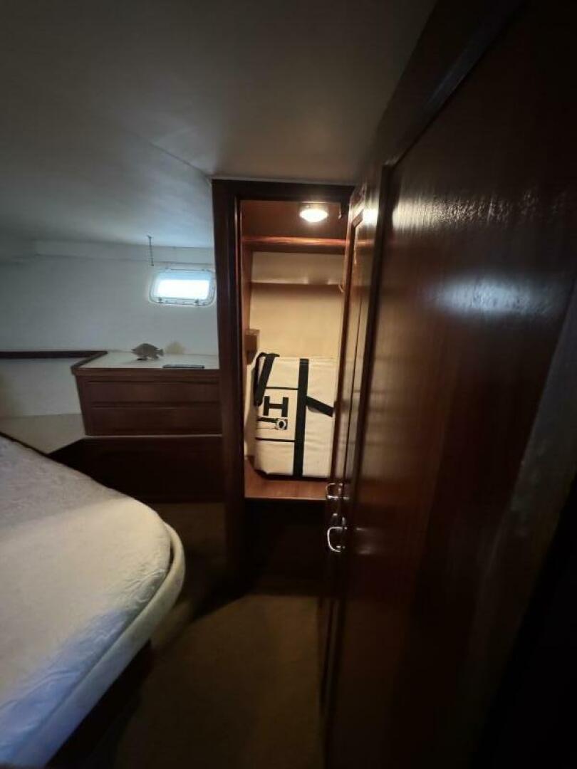 Slide: The Image of Hatteras 42 Convertible 1989 - 5500596