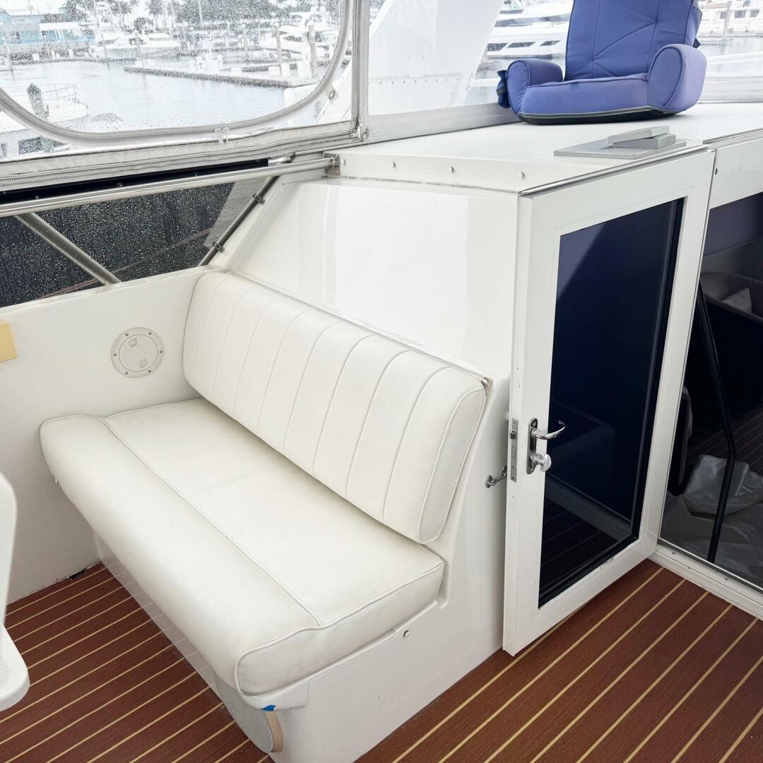 Slide: The Image of Flybridge Starboard Seat - 4978184