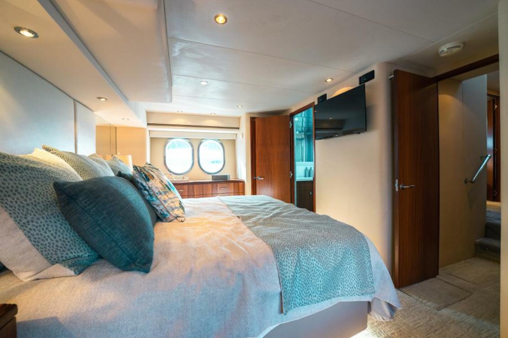 Slide: The Image of 2009 Hatteras 60 Motor Yacht Little Wave - 4623437