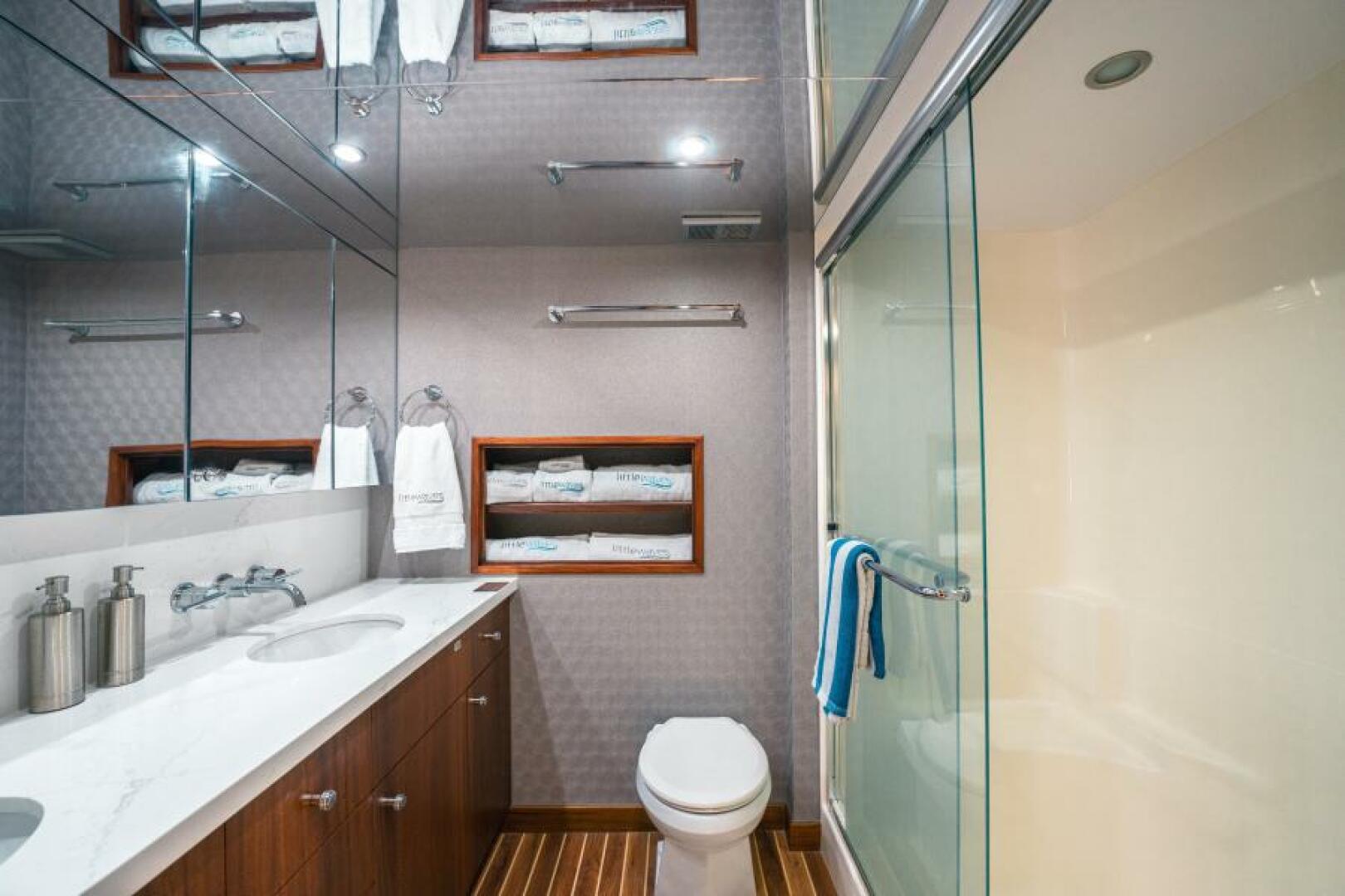 Slide: The Image of 2009 Hatteras 60 Motor Yacht Little Wave - 4623439