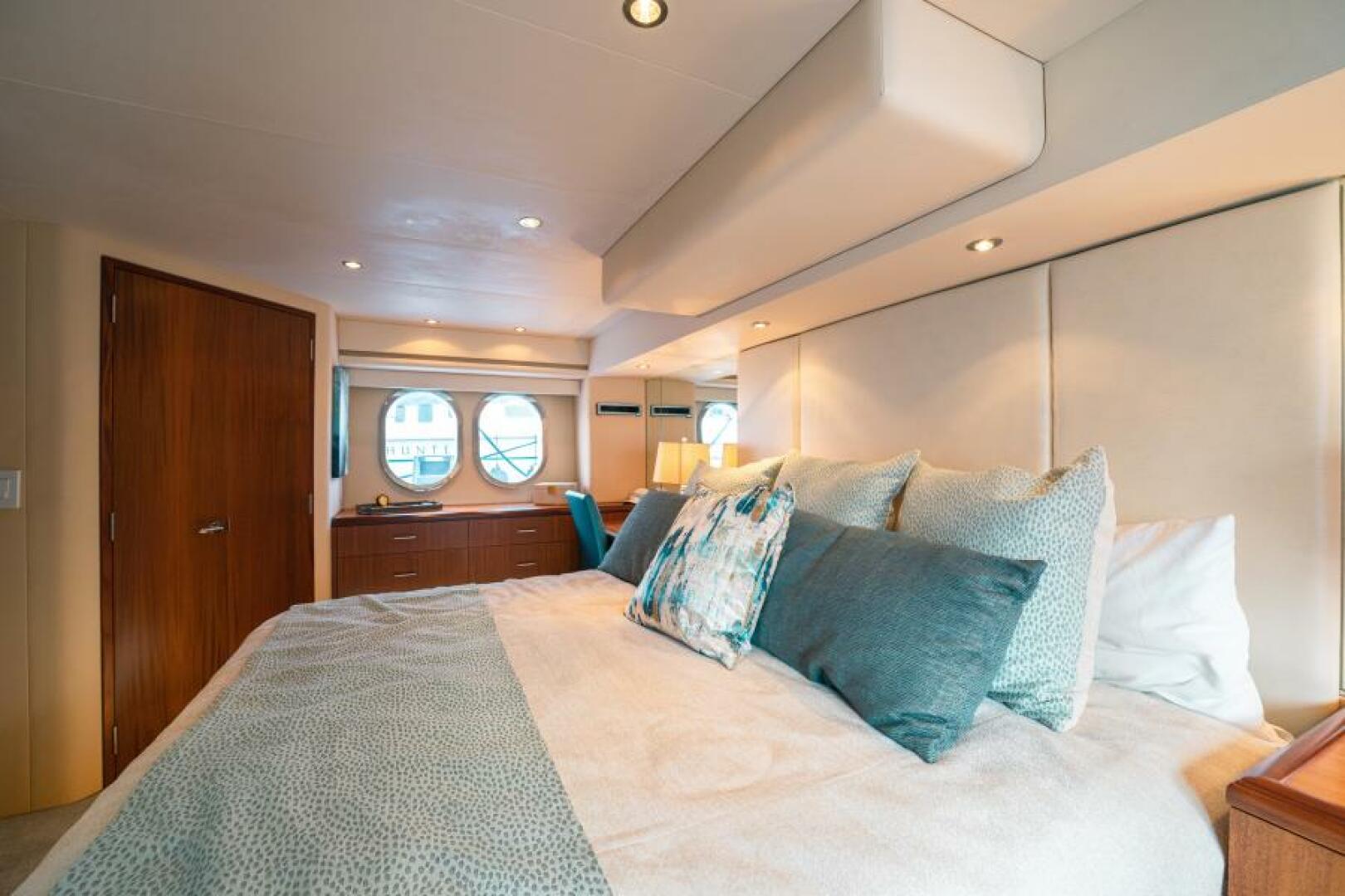 Slide: The Image of 2009 Hatteras 60 Motor Yacht Little Wave - 4623443