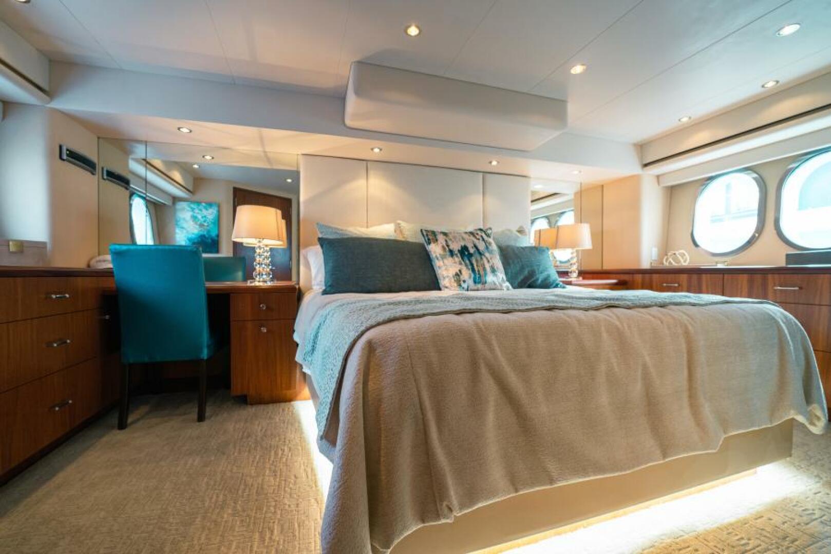 Slide: The Image of 2009 Hatteras 60 Motor Yacht Little Wave - 4623446