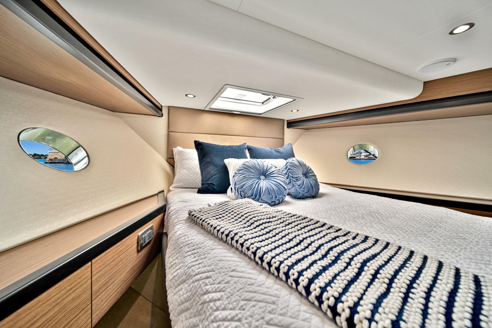 Slide: The Image of 2017 Hatteras 60 Motor Yacht 'West' - 4415711