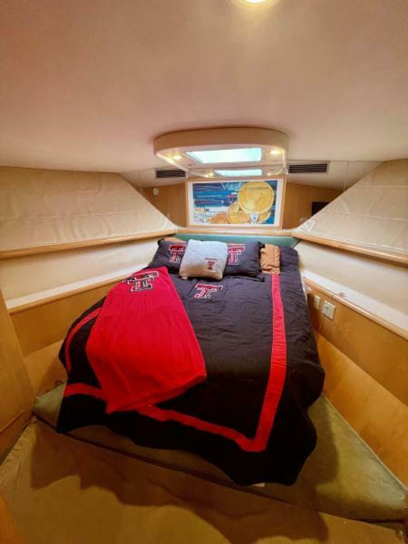 Slide: The Image of 1998 Hatteras 65 Sport Fish VIP Stateroom - 4928842