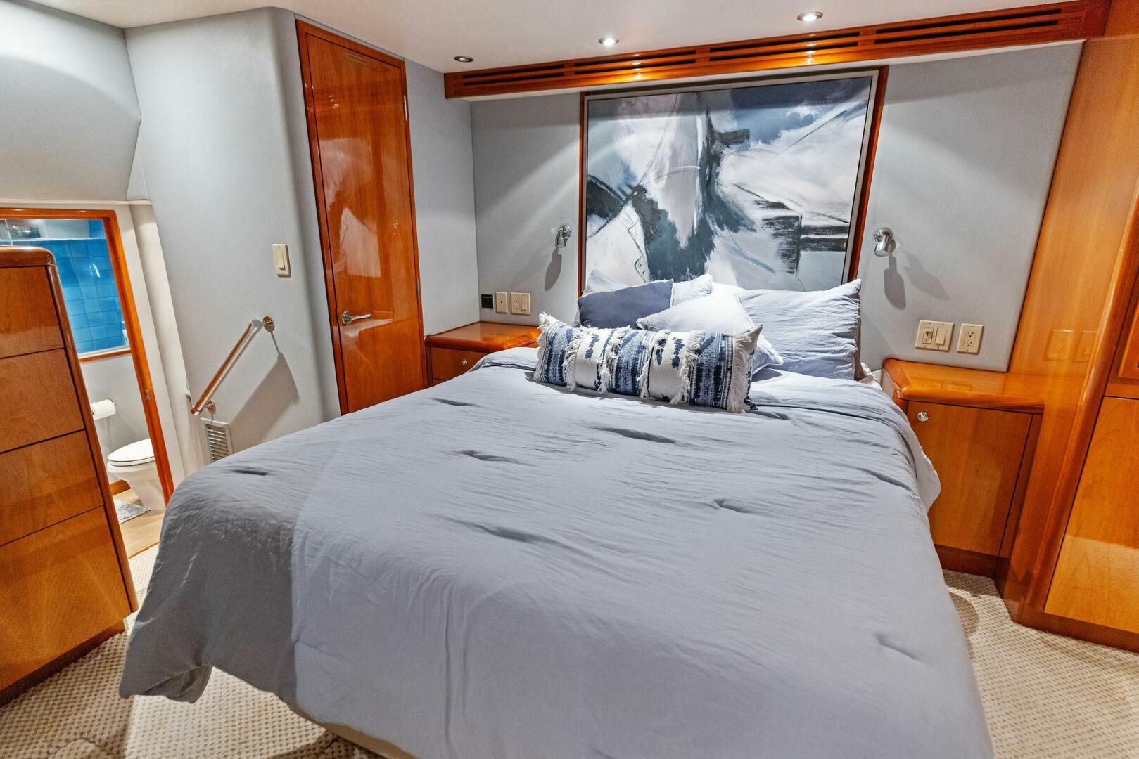 Slide: The Image of 2006 Hatteras 68 CNV Big Game Master Stateroom - 5513373