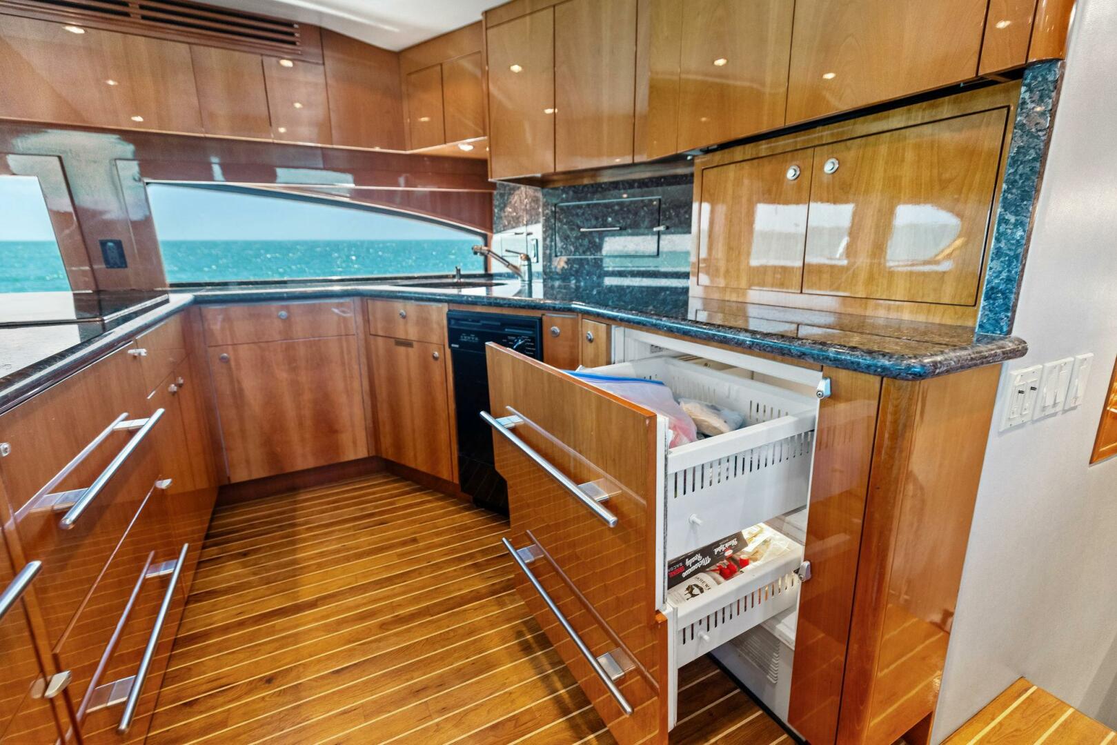 Slide: The Image of 2006 Hatteras 68 CNV Big Game - 5513407