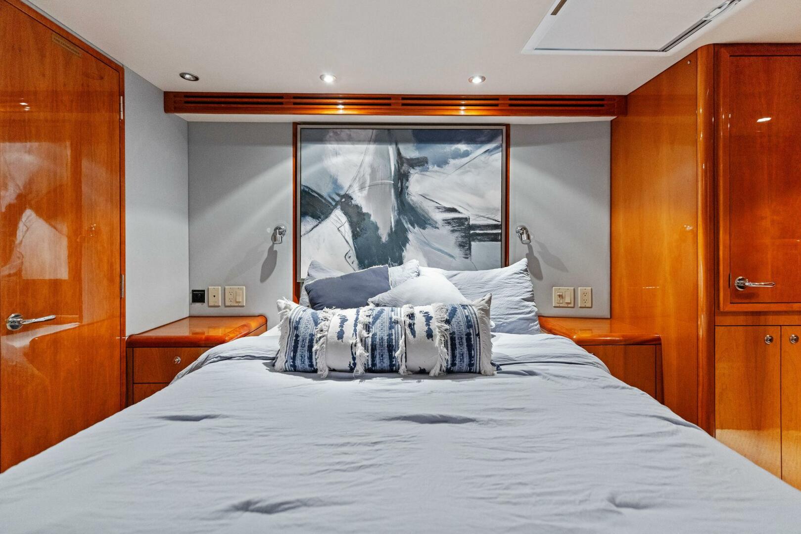 Slide: The Image of 2006 Hatteras 68 CNV Big Game Master Stateroom - 5513411