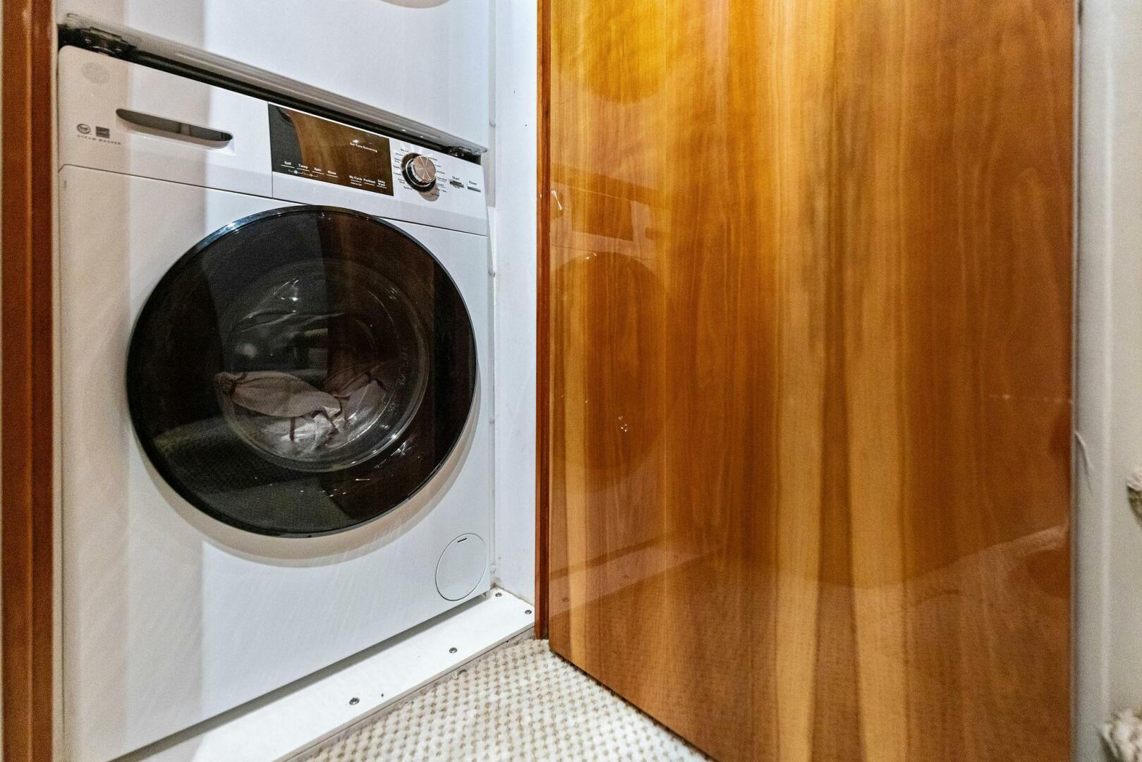 Slide: The Image of 2006 Hatteras 68 CNV Big Game - 5513410