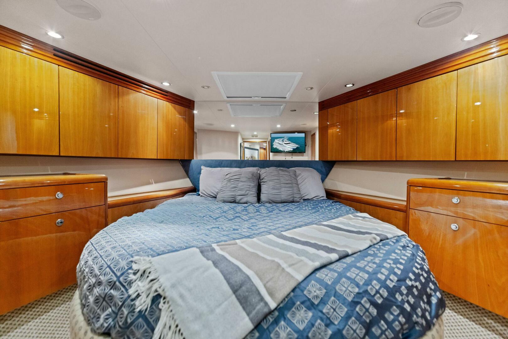 Slide: The Image of 2006 Hatteras 68 CNV Big Game Forward Stateroom - 5513422