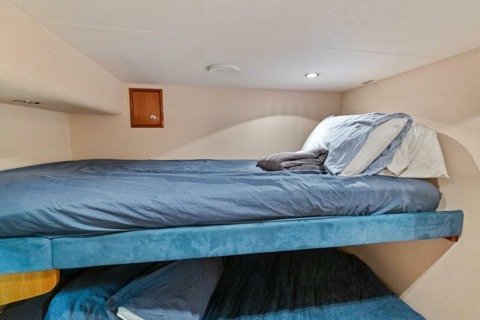 Slide: The Image of 2006 Hatteras 68 CNV Big Game Crew Stateroom - 5513431