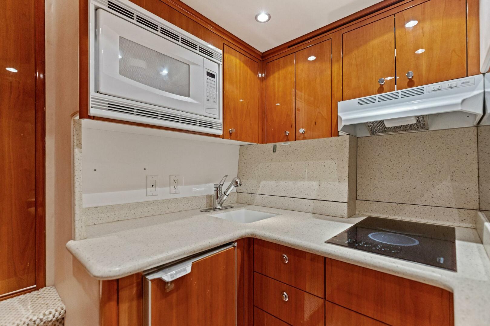 Slide: The Image of 2006 Hatteras 68 CNV Big Game Crew Kitchen - 5513434