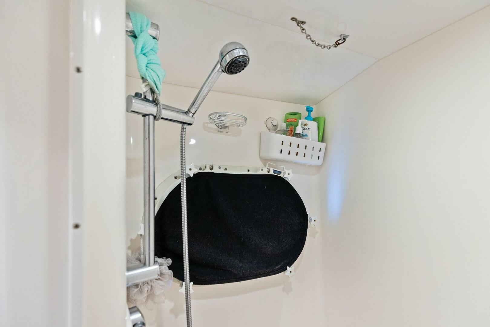 Slide: The Image of 2006 Hatteras 68 CNV Big Game Crew Head - 5513436