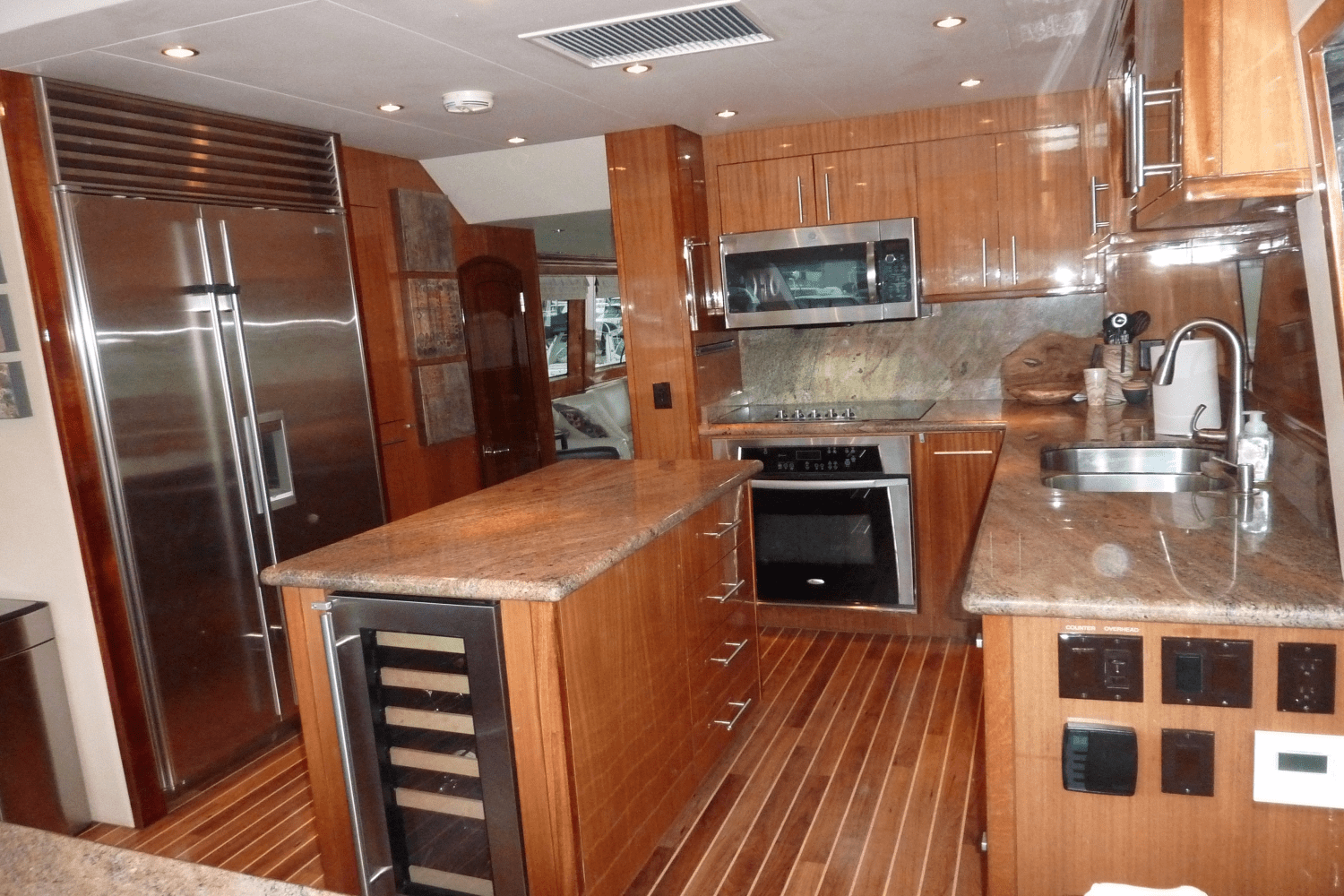 Slide: The Image of Hatteras 72 MOTOR YACHT 2008 - 13