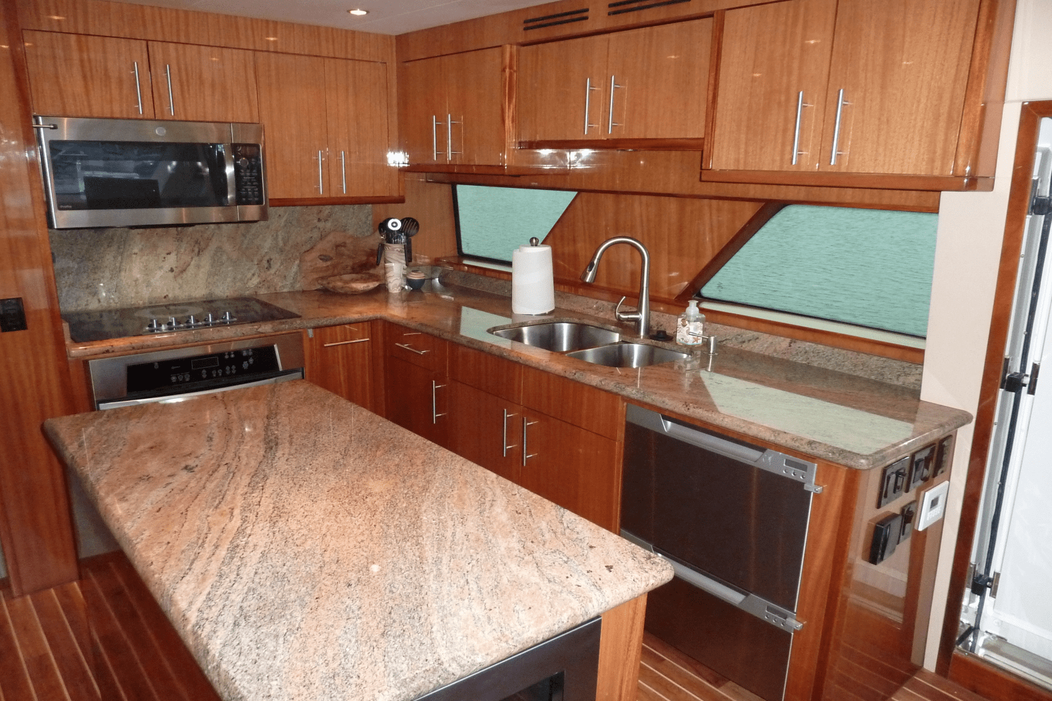 Slide: The Image of Hatteras 72 MOTOR YACHT 2008 - 16