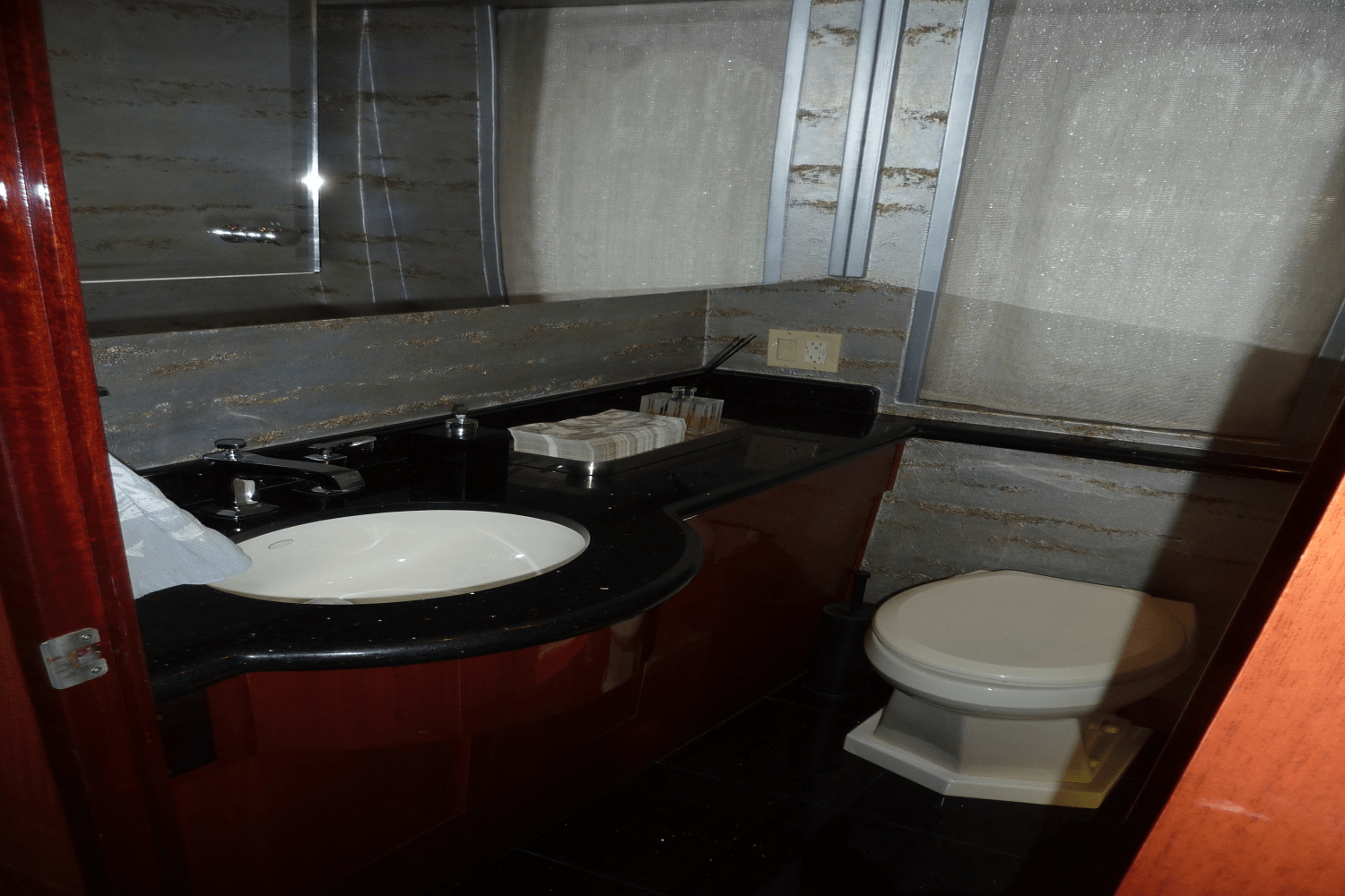 Slide: The Image of Hatteras 72 MOTOR YACHT 2008 - 21