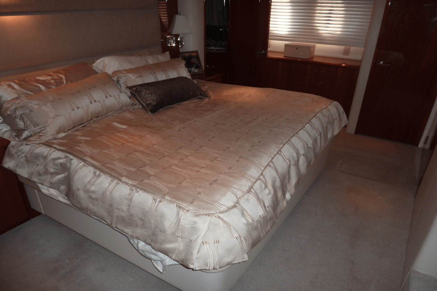 Slide: The Image of Hatteras 72 MOTOR YACHT 2008 - 22