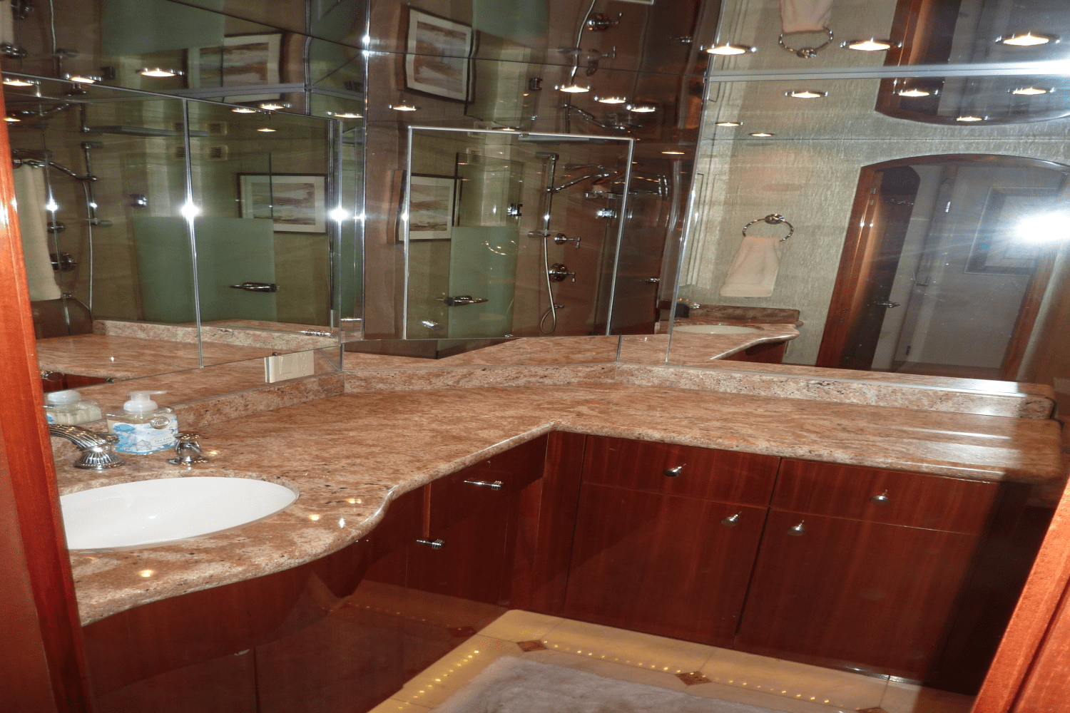 Slide: The Image of Hatteras 72 MOTOR YACHT 2008 - 24