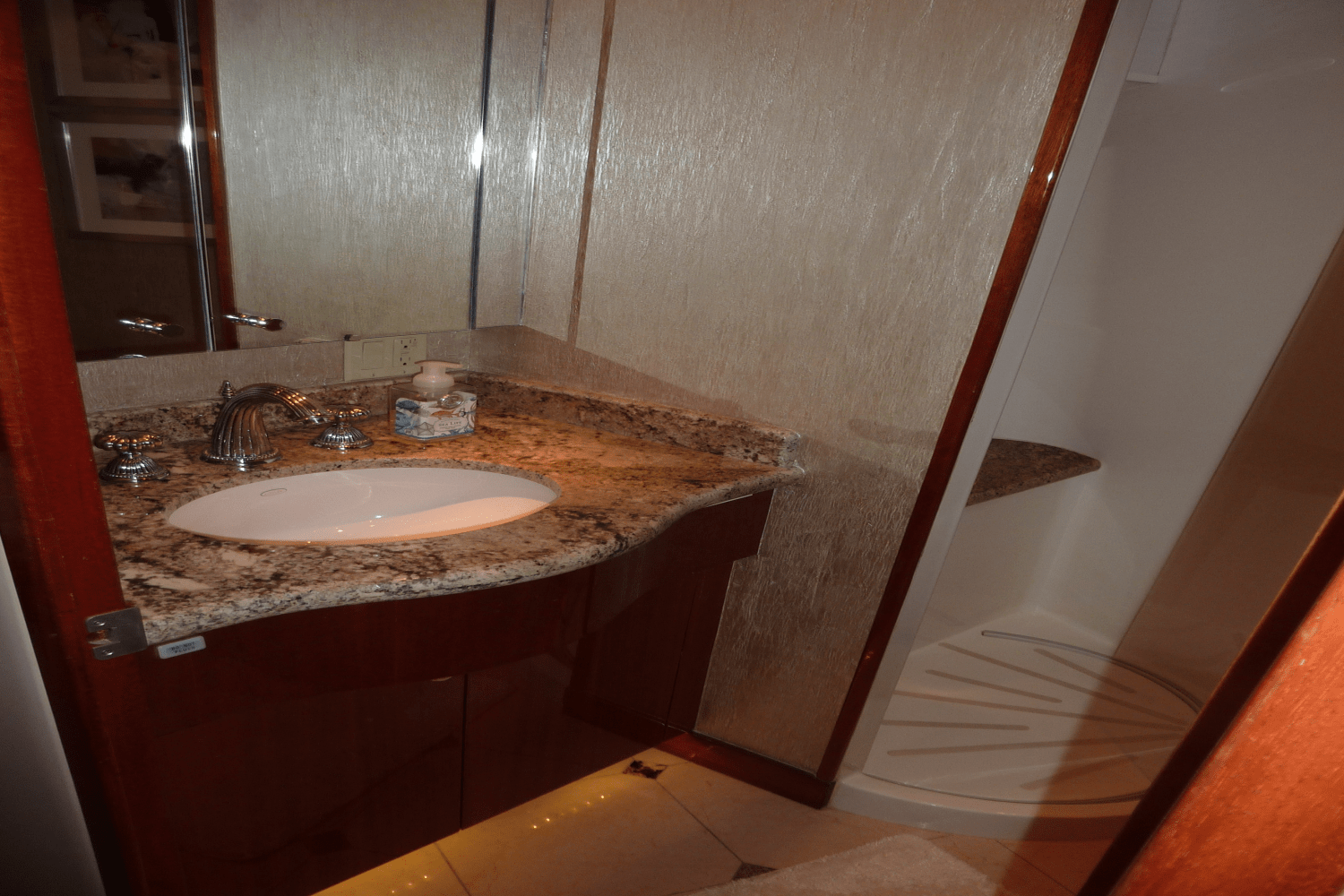 Slide: The Image of Hatteras 72 MOTOR YACHT 2008 - 35