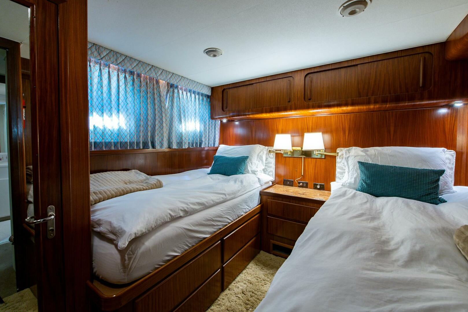 Slide: The Image of Hatteras Cockpit Motor Yacht 1986 - 4467345