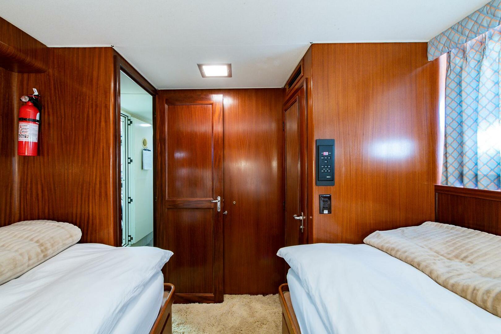 Slide: The Image of Hatteras Cockpit Motor Yacht 1986 - 4467346